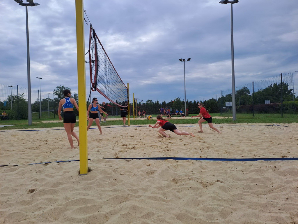 Zdjęcie siatkowa_plazowa_dz_2023 (3)3afaa76a-a8f8-4640-acfc-01cfe694a5e2.jpg w galerii Turniej piłki siatkowej plażowej dziewcząt